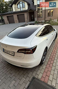 Седан Tesla Model 3 2022 в 