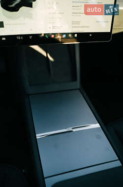 Седан Tesla Model 3 2024 в 