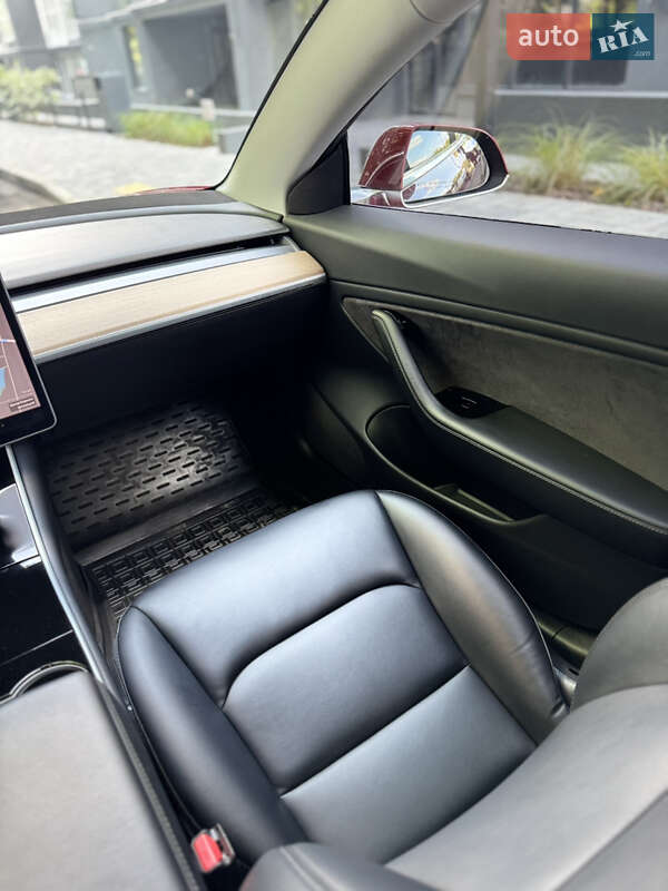 Седан Tesla Model 3 2018 в Чернигове