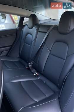 Седан Tesla Model 3 2021 в 