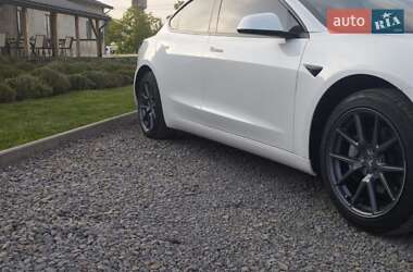 Седан Tesla Model 3 2023 в 
