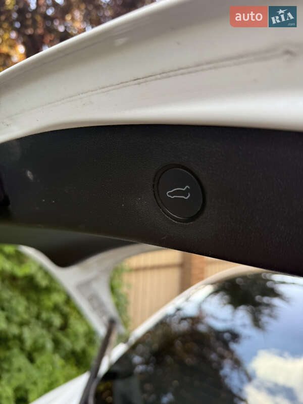 Седан Tesla Model 3 2021 в Киеве