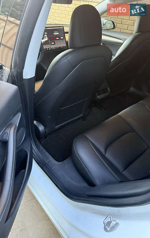 Седан Tesla Model 3 2021 в Киеве