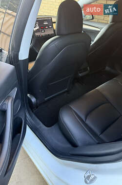 Седан Tesla Model 3 2021 в 