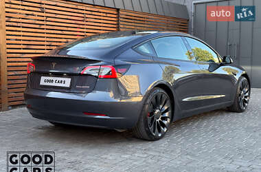 Седан Tesla Model 3 2022 в 