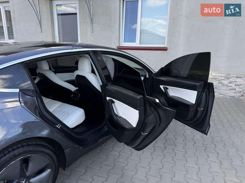 Седан Tesla Model 3 2019 в Луцке