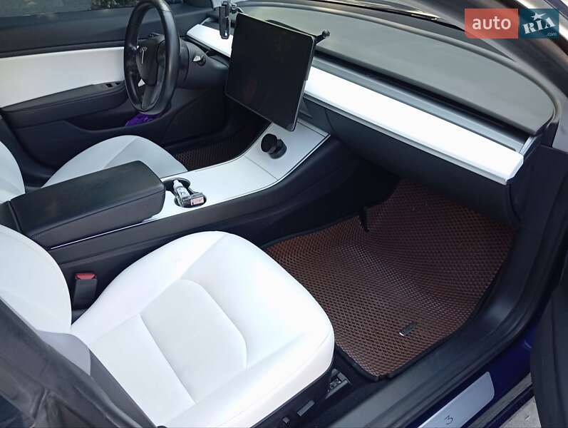 Седан Tesla Model 3 2018 в Львові