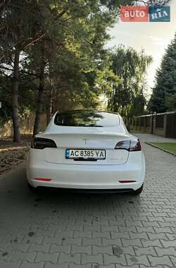 Седан Tesla Model 3 2022 в 