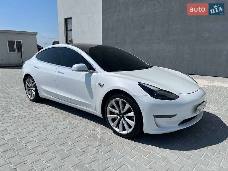 Седан Tesla Model 3 2019 в Львове