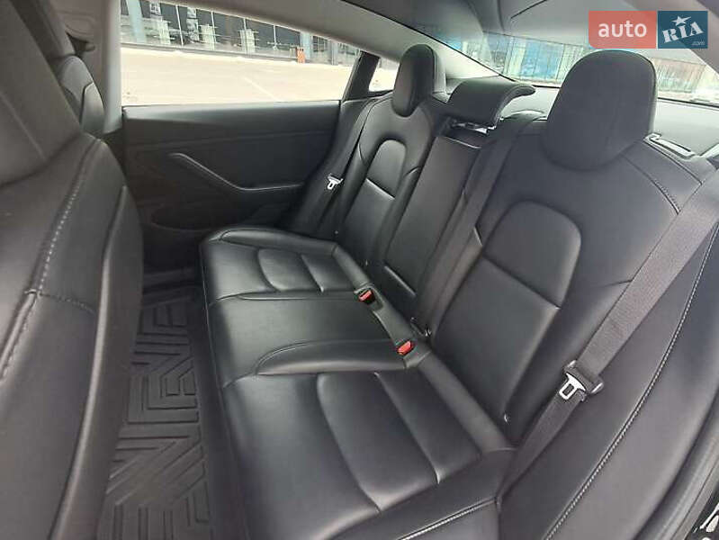 Седан Tesla Model 3 2018 в Львове