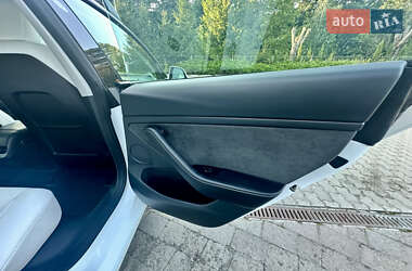 Седан Tesla Model 3 2022 в 