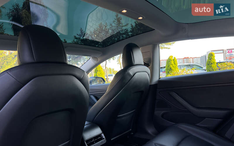 Седан Tesla Model 3 2019 в Львові