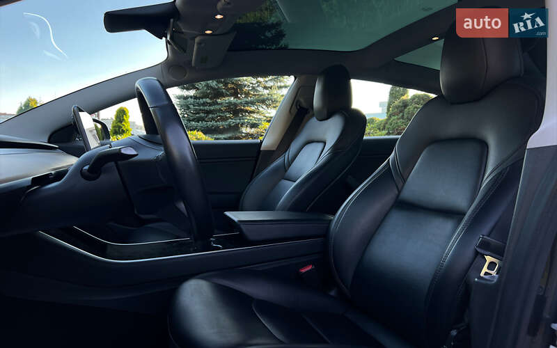 Седан Tesla Model 3 2019 в Львові