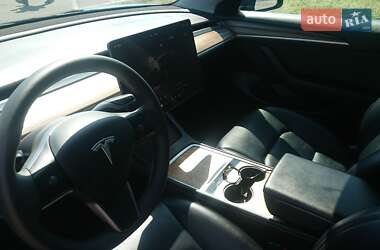 Седан Tesla Model 3 2022 в 