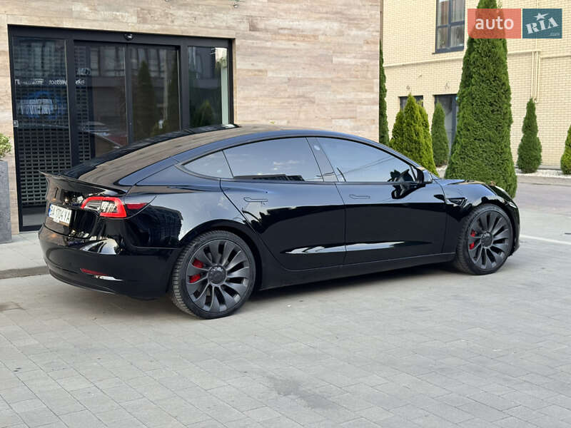 Седан Tesla Model 3 2022 в Ужгороді