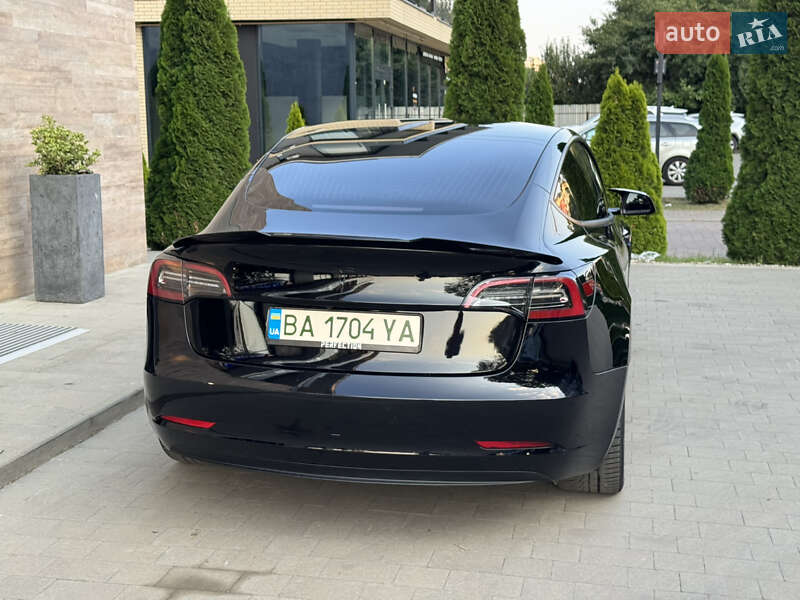 Седан Tesla Model 3 2022 в Ужгороді