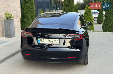 Седан Tesla Model 3 2022 в 