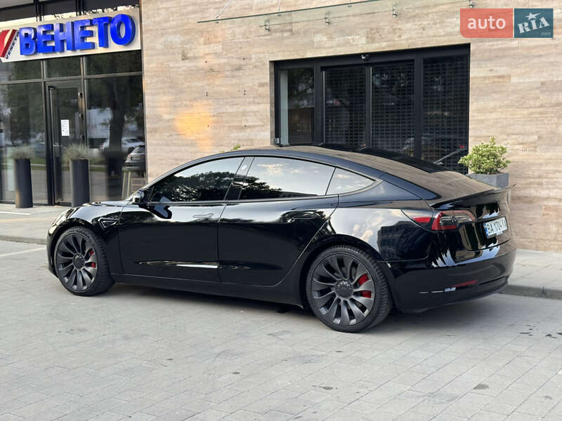 Седан Tesla Model 3 2022 в Ужгороді