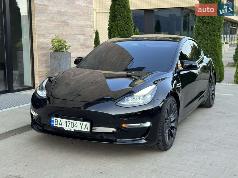 Седан Tesla Model 3 2022 в 