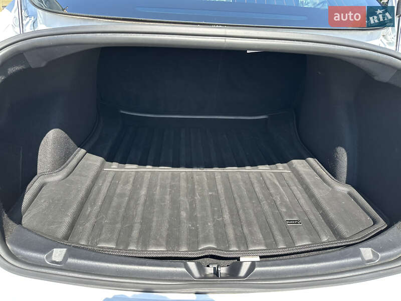 Седан Tesla Model 3 2019 в Києві