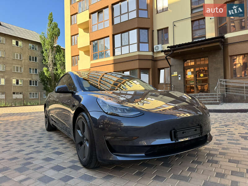 Седан Tesla Model 3 2023 в 