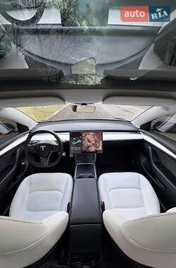 Седан Tesla Model 3 2022 в 
