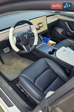 Седан Tesla Model 3 2023 в 