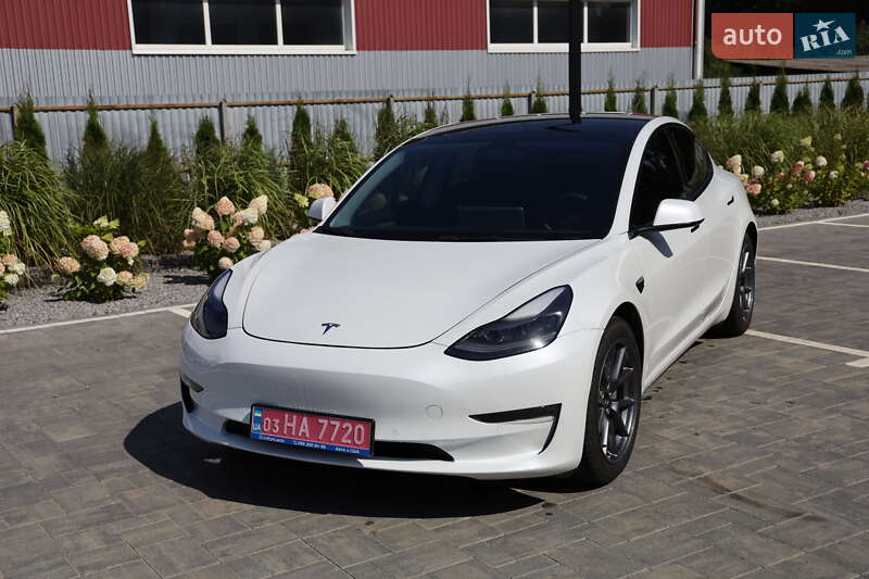 Седан Tesla Model 3 2021 в 