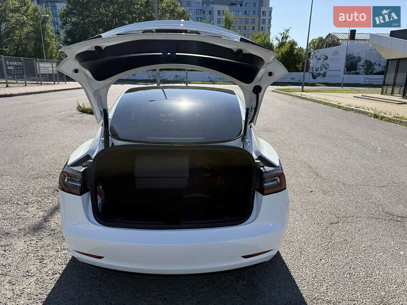 Седан Tesla Model 3 2021 в Львові