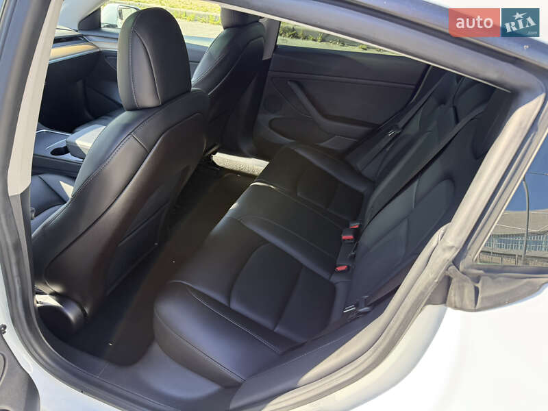 Седан Tesla Model 3 2021 в Львові