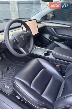 Седан Tesla Model 3 2021 в 