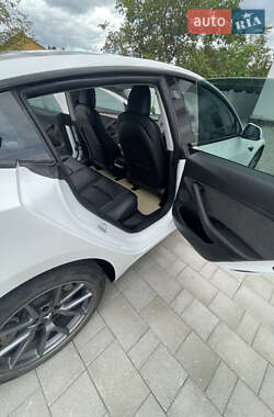 Седан Tesla Model 3 2021 в 