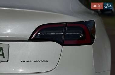 Седан Tesla Model 3 2021 в 
