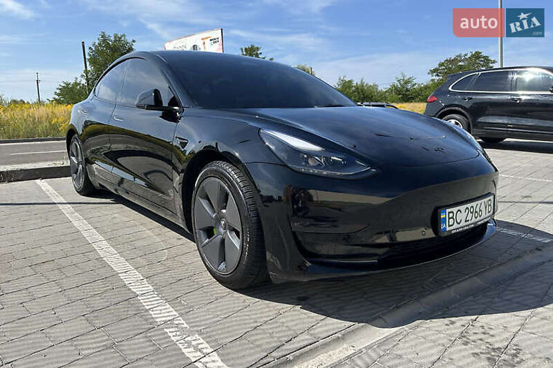 Седан Tesla Model 3 2022 в 