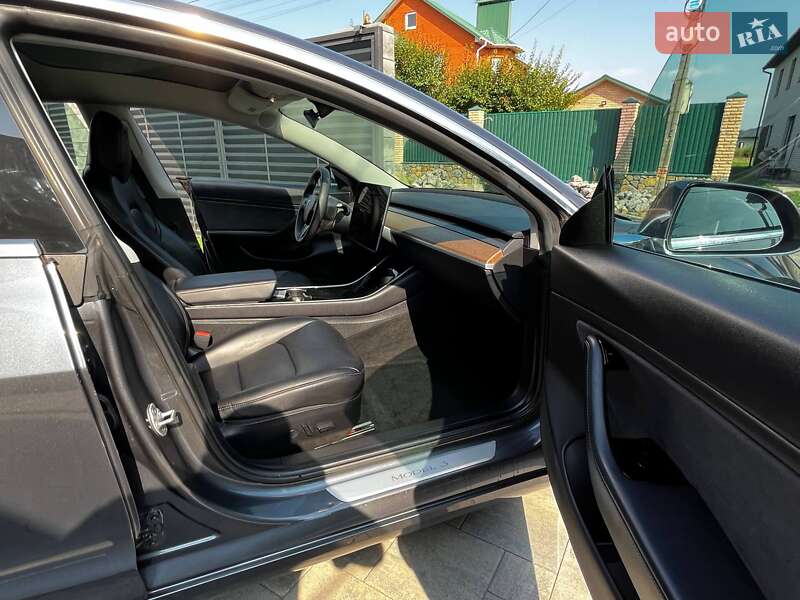 Седан Tesla Model 3 2019 в Виннице