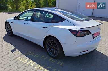 Седан Tesla Model 3 2022 в 