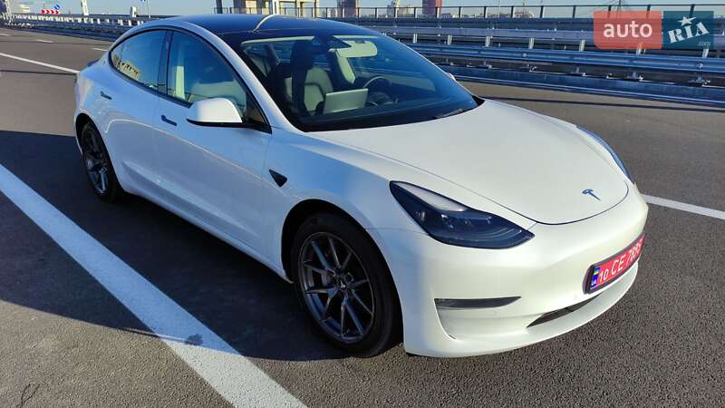 Седан Tesla Model 3 2022 в 