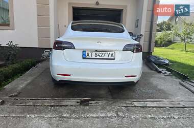Седан Tesla Model 3 2022 в 