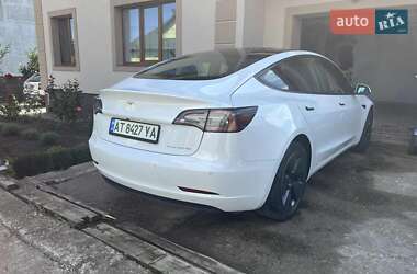 Седан Tesla Model 3 2022 в 