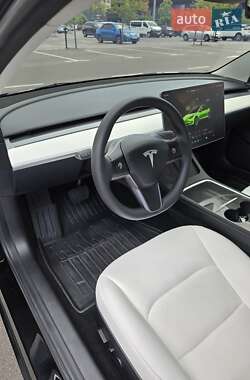Седан Tesla Model 3 2022 в 