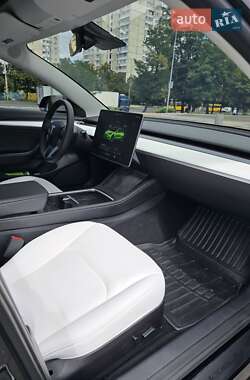 Седан Tesla Model 3 2022 в 