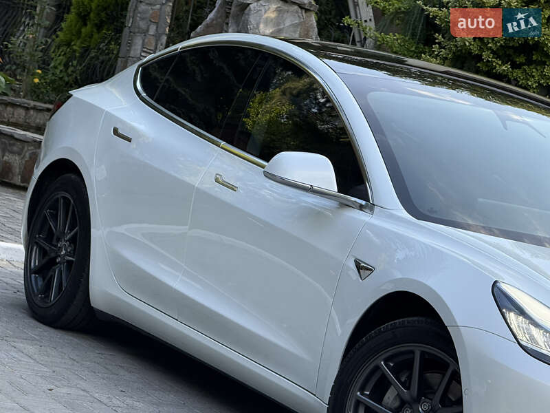 Седан Tesla Model 3 2020 в Дрогобыче