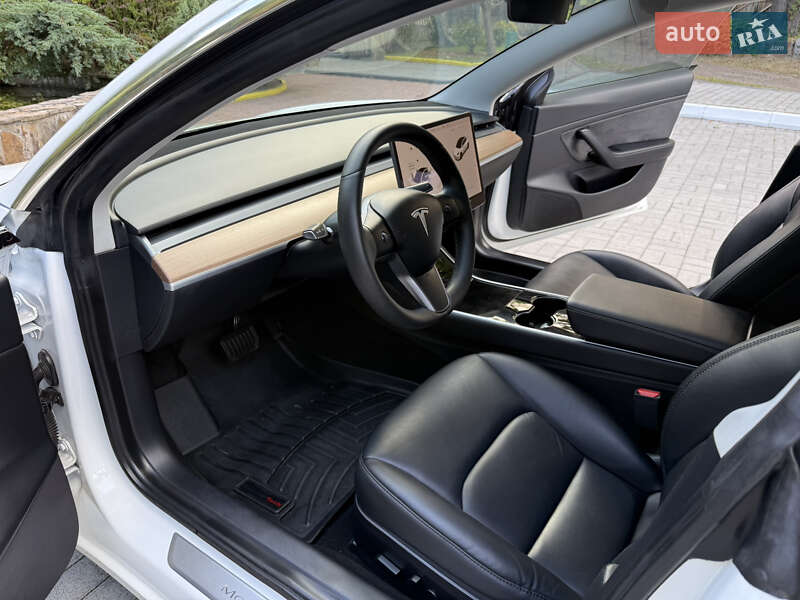 Седан Tesla Model 3 2020 в Дрогобыче