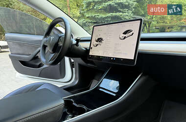 Седан Tesla Model 3 2020 в 