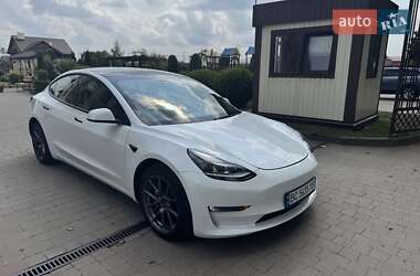 Седан Tesla Model 3 2022 в 