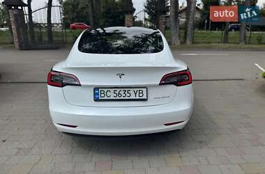Седан Tesla Model 3 2022 в 