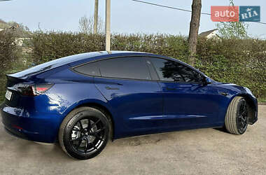 Седан Tesla Model 3 2022 в 