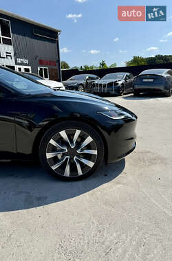 Седан Tesla Model 3 2024 в 
