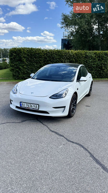 Седан Tesla Model 3 2023 в 