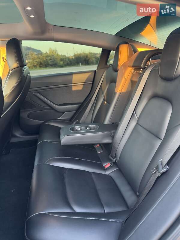Седан Tesla Model 3 2020 в Хусте